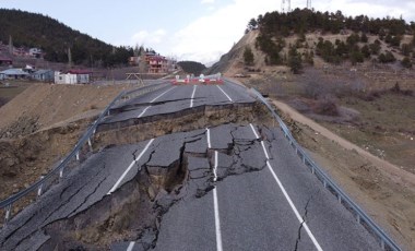 Adana'da asfalt çöktü: Yol ulaşıma kapatıldı