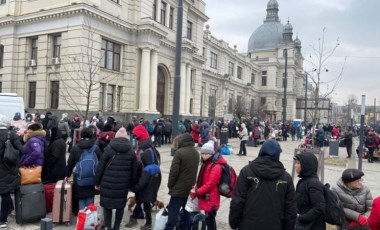 Ukrayna'dan ayrılmaya çalışıyorlar: Lviv tren istasyonunda uzun kuyruklar