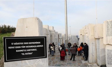 Yalova’da depremde hayatını kaybedenlerin anısına karanfil bırakıldı