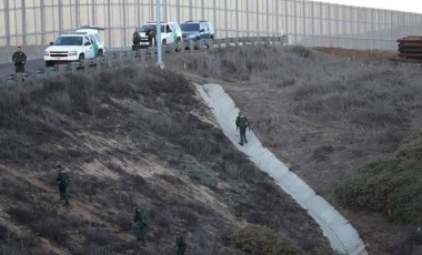 ABD, Meksika sınırındaki göçmenlerin Covid-19 nedeniyle geri çevrilmesi uygulamasını kaldırıyor