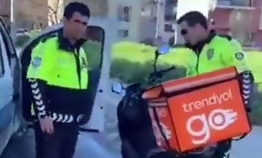 Polis ve moto kuryenin tartışması kameraya yansıdı: 'İstersen kaçmayı dene, beynine bir tane sıkarım'