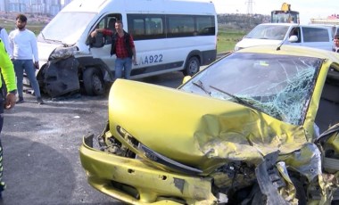 İstanbul’da minibüs ile otomobil kafa kafaya çarpıştı: 2 yaralı