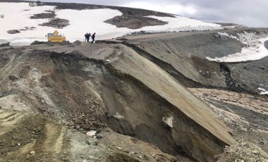 Sivas'ta heyelan: Köy yolu ulaşıma kapandı