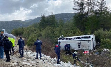 Antalya'da tur midibüsü devrildi: 7 turist yaralı (11 Nisan 2022)