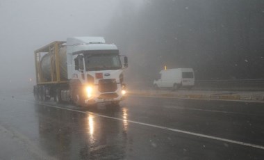 Bolu Dağı'nda hafif kar ve sis etkili oluyor (12 Nisan 2022)