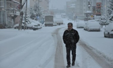 Kars Nisan ayında kışı yaşıyor: Kentte kar kalınlığı 20 santimetreyi geçti (13 Nisan 2022) (Video Haber)