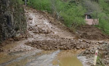 Trabzon'da heyelan yol kapattı