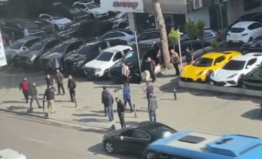 Kadıköy'de lüks araçlar arasında 'nakliyeciler' ile 'galericiler' kavgası (15 Nisan 2022) (Video Haber)