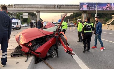 İstanbul'da korkunç kaza: Otomobil ikiye bölündü; 1 ağır yaralı (16 Nisan 2022)