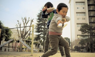 Küçük çocukların büyüklerin işlerini yaptığı Japon televizyon programı tartışma yaratıyor