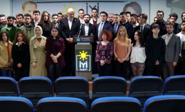 İYİ Partililerden Alp Emeç protestosu: 'Özgürce konuşmaya devam edeceğiz'