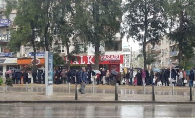 İzmir'de yağmurun altında askıda ekmek kuyruğu