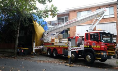 Melbourne’de 12 kişiyi taşıyan sıcak hava balonu caddeye acil iniş yaptı