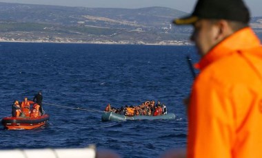 Ege Denizi'nde göçmenleri taşıyan bot battı: 1 ölü, 4 kayıp