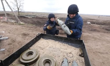 Ukrayna’da işgalden bu yana 75 bin patlamamış mühimmat ve mayın ele geçirildi