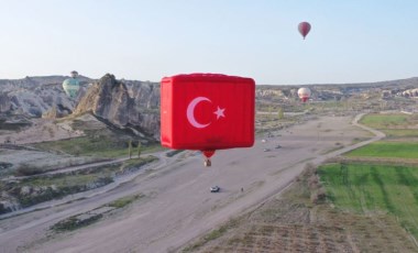 Kapadokya'da balonlar Türk bayrakları ve Atatürk posteri ile uçtu