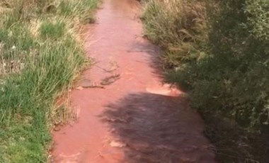 Nif Çayı kırmızı aktı; çiftçi tedirgin oldu