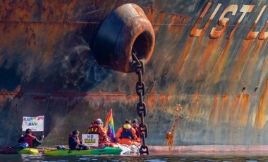 Greenpeace üyeleri Rus tankerine kendilerini zincirledi