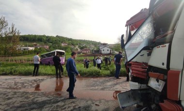 Sakarya'da kamyon ile otobüs çarpıştı: Çok sayıda yaralı (25 Nisan 2022) (Video Haber)