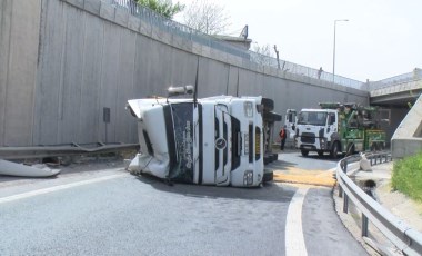 Büyükçekmece'de hafriyat kamyonu devrildi (26 Nisan 2022)