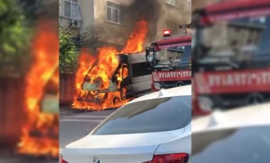 Ümraniye'de park halindeki servis minibüsü alev alev yandı (29 Nisan 2022) (Video Haber)