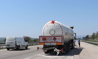 Hafif ticari araç LPG yüklü tankere çarptı, 3 kişi yaralandı