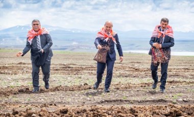 Tunç Soyer, Kars’ta tarlaya indi ‘kurda, kuşa, aşa’ diyerek tohum serpti