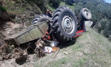 Devrilen traktörün altında kalan sürücü öldü, annesi yaralandı