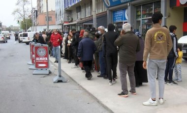 İstanbul'da yoksulluk manzarası: Ücretsiz ayakkabı için metrelerce kuyruk oluştu