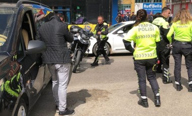 Tur minibüsüyle motosikletli trafik polisleri çarpıştı, 2 polis yaralandı