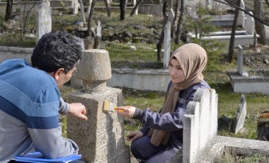 Osmanlı dönemine ait mezar taşlarındaki yazıtlar gün yüzüne çıkarılıyor