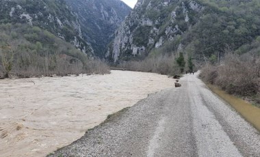 Kastamonu’da çöken yol trafiğe kapatıldı (09 Nisan 2022)