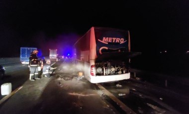 Lastiği patlayıp, yoluna devam eden yolcu otobüsünde yangın çıktı (01 Mayıs 2022)