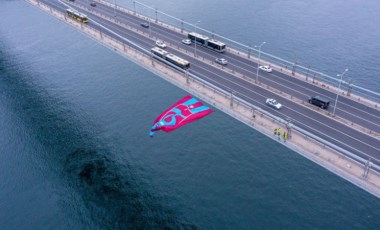 Şampiyon Trabzonspor'un bayrağı İstanbul Boğazı'nda