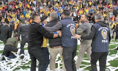 Sahaya atlayan Ankaragücü taraftarlarına polis müdahalesi