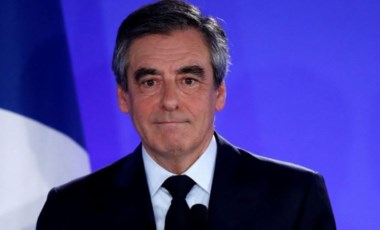 Fransa'da eski başbakanlardan François Fillon yolsuzluktan hapis cezasına çarptırıldı