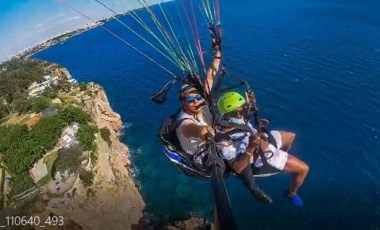 ABD'li turist, paraşütte heyecandan bayıldı: 'Kaskı başından çıkmıştı' (11 Mayıs 2022) (Video Haber)