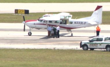 Florida'da pilotu kendinden geçen uçağı, hiç uçuş eğitimi olmayan bir yolcu indirdi