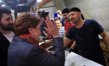 Esnaf Meral Akşener'e faturasını gösterdi, isyan etti: 'Sağ olsun Recep ağa piyasayı bitirdi'