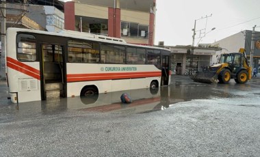 Yol çöktü: Araçlar çukura düştü!