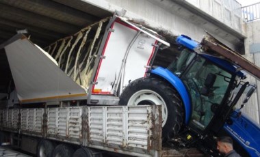 Kamyonet ve traktör yüklü TIR, üst geçide sıkıştı