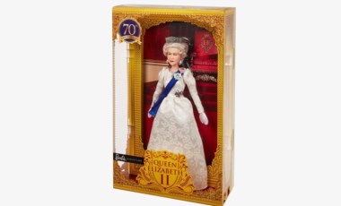 Kraliçe Elizabeth'in 'Barbie' bebeği karaborsaya düştü