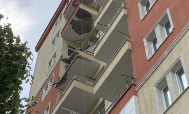 Beylikdüzü'nde şiddetli rüzgar etkili oldu, 10 katlı apartmanın 2 balkonu çöktü (18 Mayıs 2022)