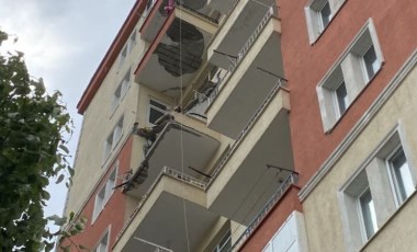 Beylikdüzü'nde şiddetli rüzgar etkili oldu, 10 katlı apartmanın 2 balkonu çöktü (18 Mayıs 2022) (Video Haber)