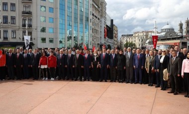 Taksim’de 19 Mayıs coşkusu: Partililer Cumhuriyet Anıtı'na çelenk bıraktı (19 Mayıs 2022)