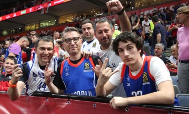 Anadolu Efes taraftarı 'Yaşa Mustafa Kemal Paşa yaşa' tezahüratıyla Belgrad'ı inletti