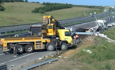 Tuzla'da TIR trafik levha direğine çarptı: 2 kişi yaralandı