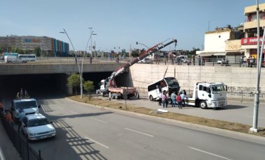 Adana'da yolcu minibüsü alt geçide düştü (22 Mayıs 2022) (Video Haber)