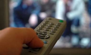 Uzmanlar uyardı: TV karşısında saatler geçirip atıştırmak kalp için tehlikeli