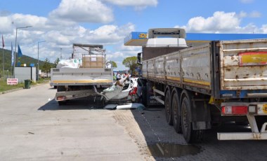 Otomobil, dinlenme tesisinde TIR'lara çarptı: 3 ölü, 1  yaralı